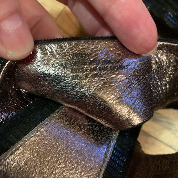 Sofft 9.5 black leather two strap sandals slide 4” high heels shimmery sexy EUC - Picture 13 of 14